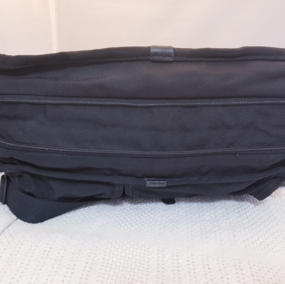 TUMI EXPANDABLE MESSENGER BRIEFCASE BLACK NYLON BAG WITH HANGTAGS - Picture 7 of 12